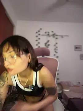 Snapshot of LuXarumi chatting on December 2025 03:59:01 AM LuXarumi online show from December 2025 03:59:01 AM