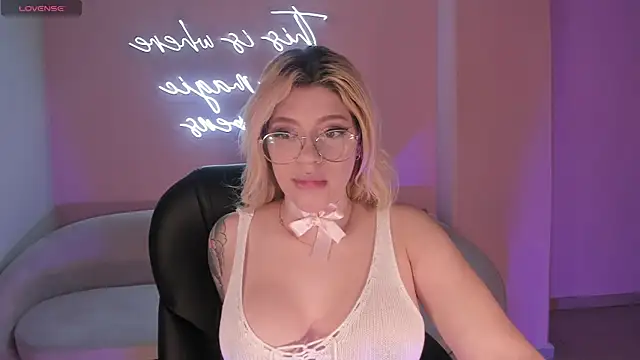 Snapshot of MadisonKane chatting on July 2026 11:24:02 AM MadisonKane online show from July 2026 11:24:02 AM