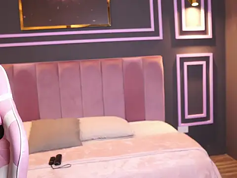 Lia Voss online show from December 2025 12:00:01 PM