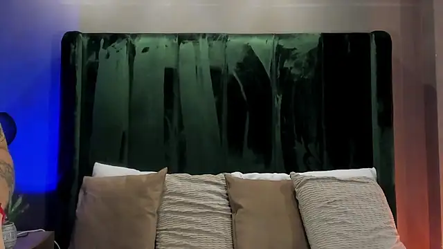 Snapshot of TaniaRedd_ chatting on February 2026 01:00:02 PM TaniaRedd online show from February 2026 01:00:02 PM