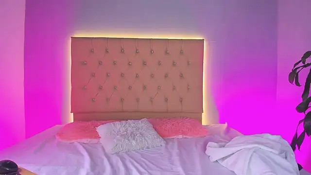 Snapshot of EmmaLawrence_ chatting on February 2026 09:04:02 AM EmmaLawrence online show from February 2026 09:04:02 AM