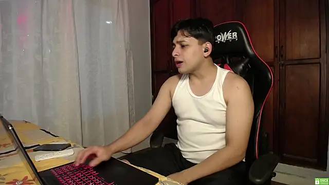 Snapshot of paul_crewe chatting on December 2025 12:27:02 AM paul crewe online show from December 2025 12:27:02 AM