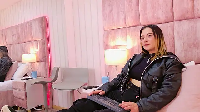 HeatherHazell online show from December 2025 03:00:02 AM