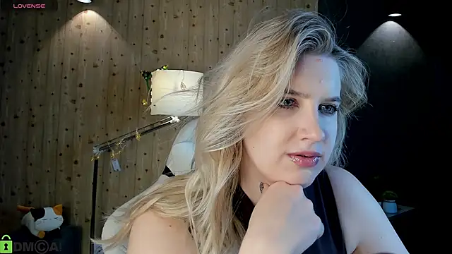 Snapshot of LunasShine chatting on December 2025 04:06:02 AM LunasShine online show from December 2025 04:06:02 AM