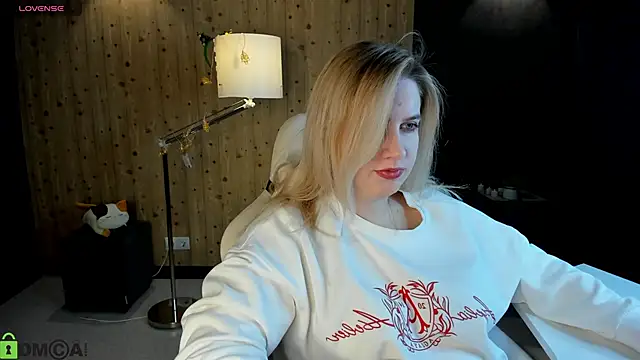 Snapshot of LunasShine chatting on December 2025 04:17:01 AM LunasShine online show from December 2025 04:17:01 AM