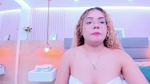 Snapshot of abril_dolly chatting on December 2025 05:50:01 PM abril dolly online show from December 2025 05:50:01 PM