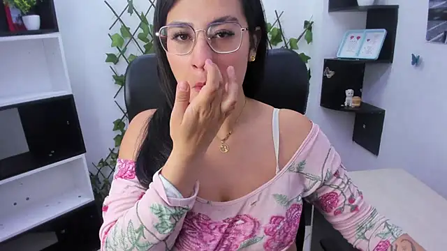 Snapshot of sophi_hardd_ chatting on April 2026 01:34:01 PM sophi hardd online show from April 2026 01:34:01 PM