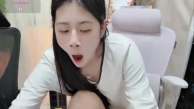 Yvonne-07 online show from March 2026 04:37:01 PM