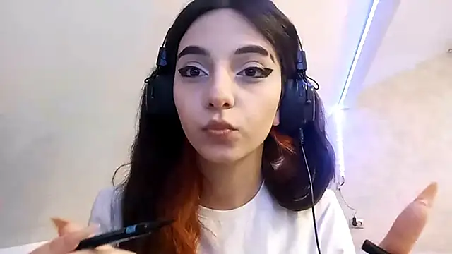 KizzieSchronce online show from December 2025 04:07:02 AM