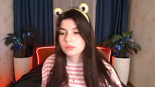 Snapshot of KisaModel chatting on December 2025 10:19:01 AM KisaModel online show from December 2025 10:19:01 AM