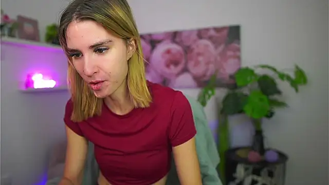 Snapshot of _Bella_Young chatting on December 2025 02:10:02 PM Bella Young online show from December 2025 02:10:02 PM