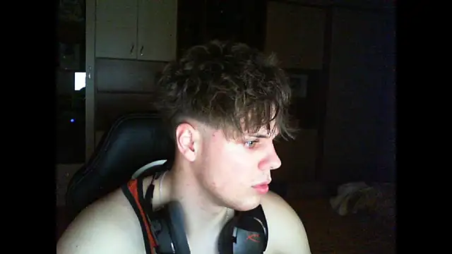 Snapshot of GymGuy0505 chatting on December 2025 10:37:02 PM GymGuy0505 online show from December 2025 10:37:02 PM