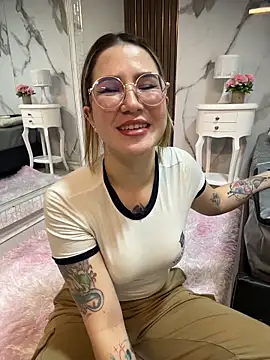 Annyhathatway online show from May 2026 01:02:04 AM
