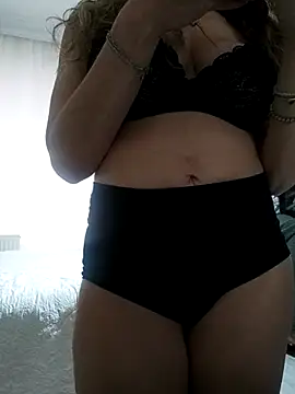 Snapshot of NovaMia chatting on February 2026 10:44:02 AM NovaMia online show from February 2026 10:44:02 AM