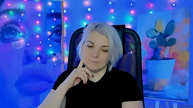 Snapshot of EvaEvals chatting on December 2025 07:23:01 AM EvaEvals online show from December 2025 07:23:01 AM