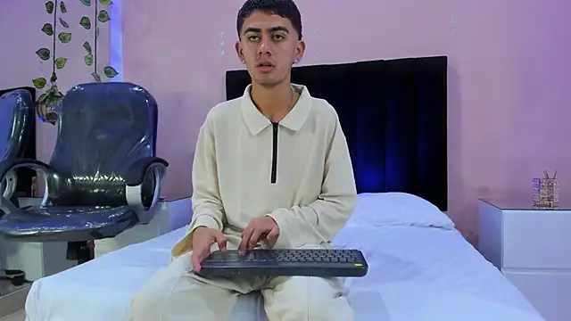 Logan Wolf  online show from December 2025 07:22:01 PM