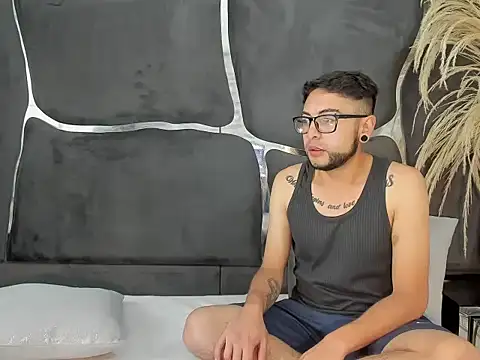 Snapshot of LailaAndOliver chatting on December 2025 01:16:02 PM LailaAndOliver online show from December 2025 01:16:02 PM