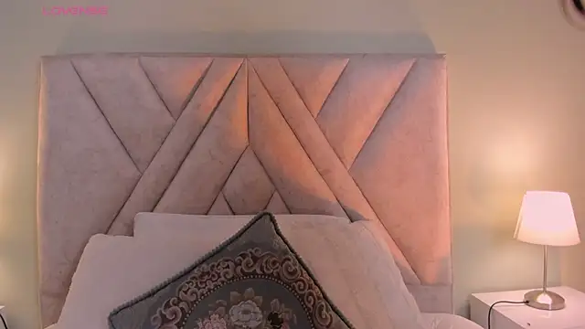 Amelia Saenz  online show from February 2026 07:09:01 PM