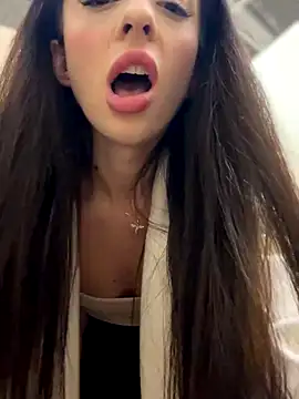 Snapshot of YeaLina chatting on December 2025 10:42:01 AM YeaLina online show from December 2025 10:42:01 AM