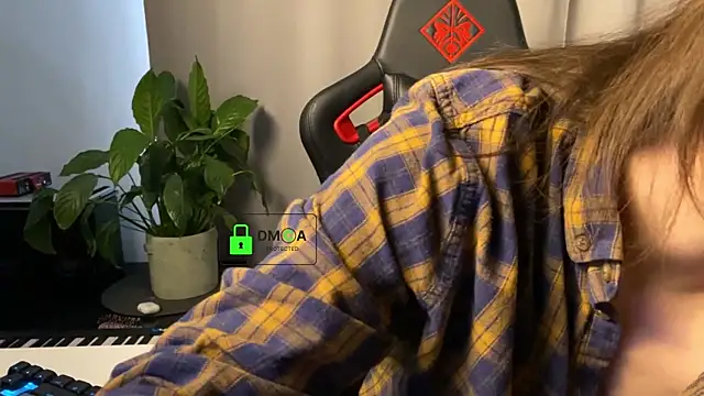 Snapshot of CloudLightt chatting on December 2025 11:37:02 AM CloudLightt online show from December 2025 11:37:02 AM