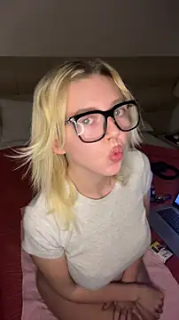 Snapshot of MonaNoire chatting on February 2026 07:43:01 PM MonaNoire online show from February 2026 07:43:01 PM