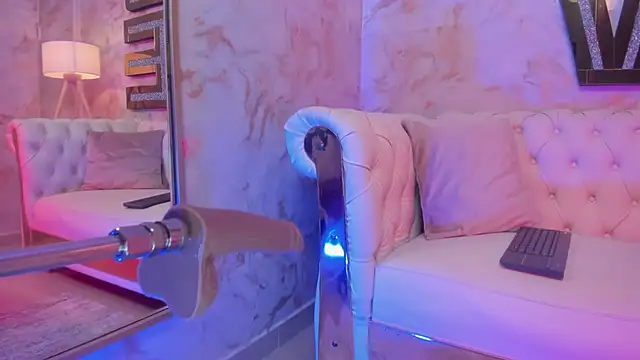 Snapshot of cheekybitch_ chatting on December 2025 03:57:01 AM cheekybitch online show from December 2025 03:57:01 AM