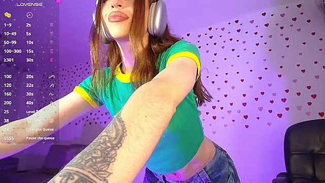 Snapshot of alina_lee chatting on February 2026 01:43:01 AM alina lee online show from February 2026 01:43:01 AM