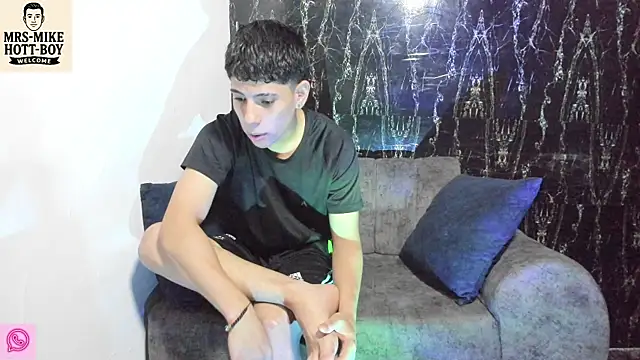 Mrs-mike-hott-boy online show from December 2025 01:10:01 AM