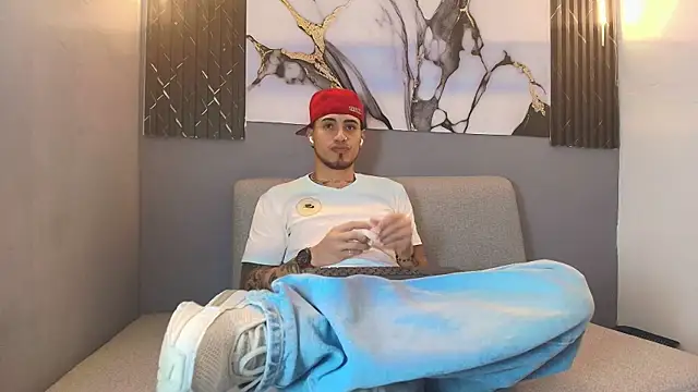 Snapshot of DAVIN_01 chatting on December 2025 12:11:02 PM DAVIN 01 online show from December 2025 12:11:02 PM