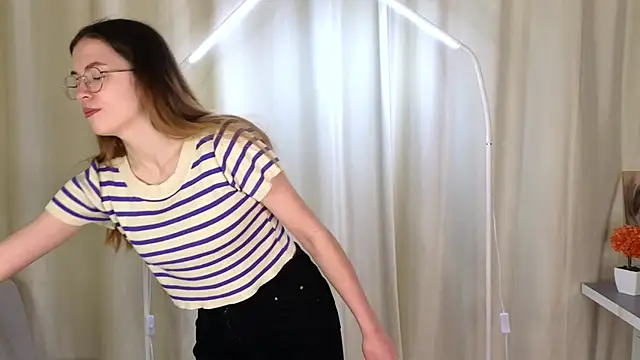 HalleyKeer online show from December 2025 04:14:01 PM