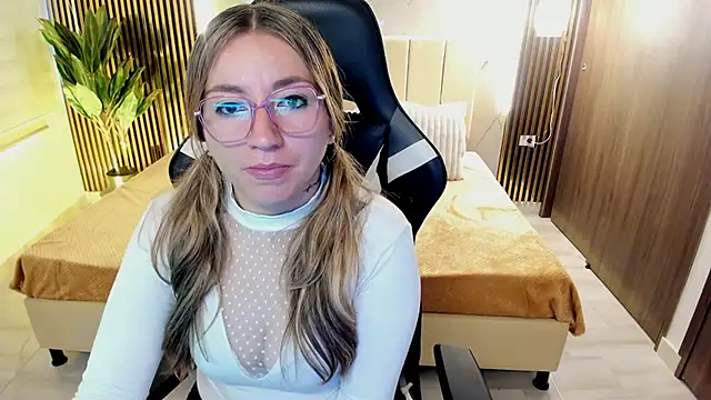 Snapshot of Violeta_Dream_ chatting on December 2025 02:43:02 PM Violeta Dream online show from December 2025 02:43:02 PM