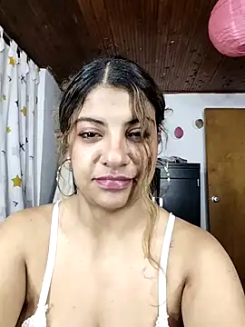 Snapshot of Zarah_Moon chatting on December 2025 04:06:01 AM Zarah Moon online show from December 2025 04:06:01 AM