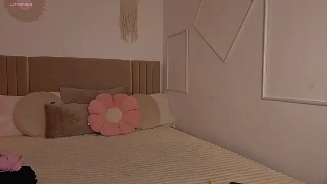 Snapshot of Sn0w__queen chatting on February 2026 08:02:02 AM Sn0w queen online show from February 2026 08:02:02 AM