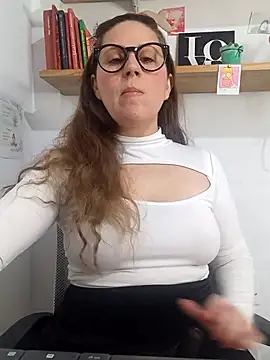 SofiEsteves online show from May 2026 03:05:02 PM