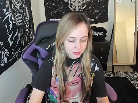 Snapshot of luna_lovelyyy chatting on December 2025 06:14:01 PM luna lovelyyy online show from December 2025 06:14:01 PM