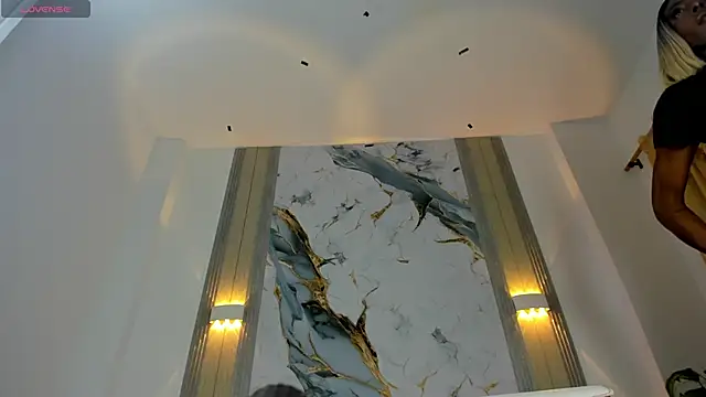 MiaLuxxi online show from April 2026 10:40:02 PM