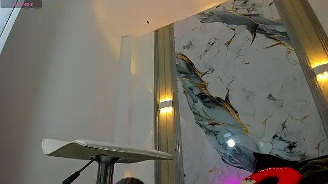 MiaLuxxi online show from April 2026 09:38:01 PM