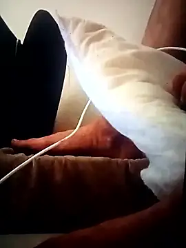 Snapshot of cazzigrossi23 chatting on December 2025 02:45:02 PM cazzigrossi23 online show from December 2025 02:45:02 PM