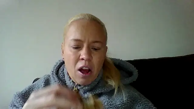 Snapshot of jennyblondeuk chatting on February 2026 03:10:02 PM jennyblondeuk online show from February 2026 03:10:02 PM
