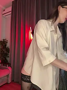 Snapshot of LuxBrunette_ chatting on March 2026 05:44:01 AM LuxBrunette online show from March 2026 05:44:01 AM