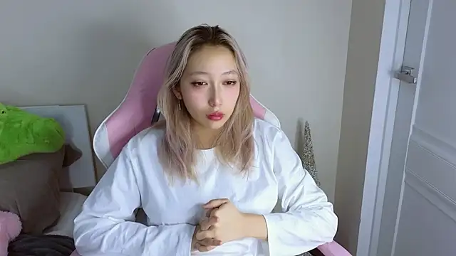 Snapshot of jasmilee chatting on February 2026 07:21:01 PM jasmilee online show from February 2026 07:21:01 PM