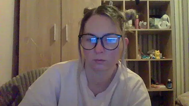 Snapshot of VikiLove765 chatting on February 2026 09:40:01 PM VikiLove765 online show from February 2026 09:40:01 PM