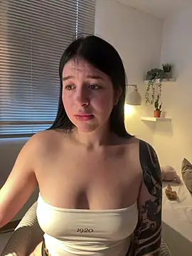 Snapshot of evelynrosess1 chatting on February 2026 11:02:02 PM evelynrosess1 online show from February 2026 11:02:02 PM