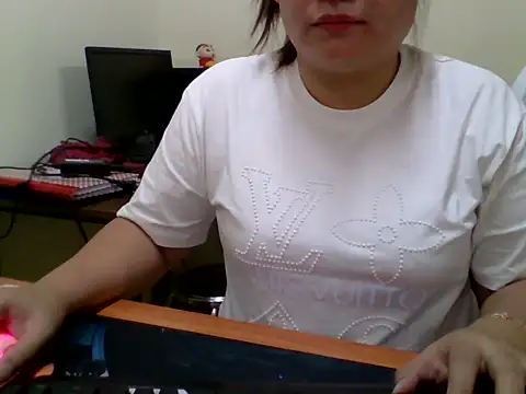 Snapshot of Sarah_no_land chatting on April 2026 03:06:01 AM Sarah no land online show from April 2026 03:06:01 AM