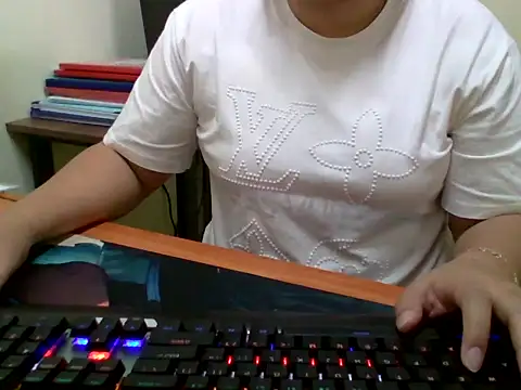 Snapshot of Sarah_no_land chatting on April 2026 02:18:01 AM Sarah no land online show from April 2026 02:18:01 AM