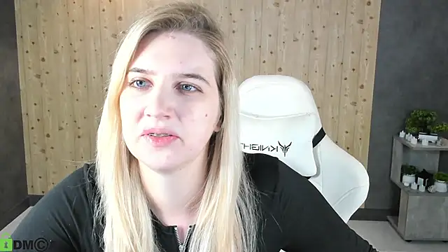 Snapshot of SoftLana chatting on February 2026 04:06:02 AM SoftLana online show from February 2026 04:06:02 AM