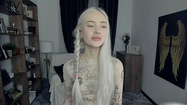 KristalCrowner online show from February 2026 06:41:02 PM