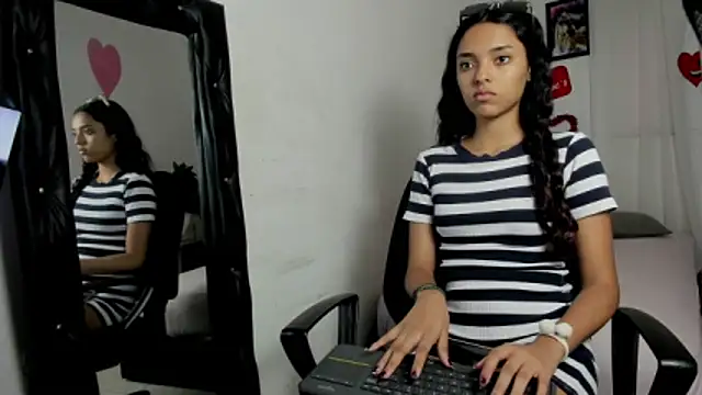 Snapshot of hazel_slim chatting on February 2026 03:43:01 PM hazel slim online show from February 2026 03:43:01 PM