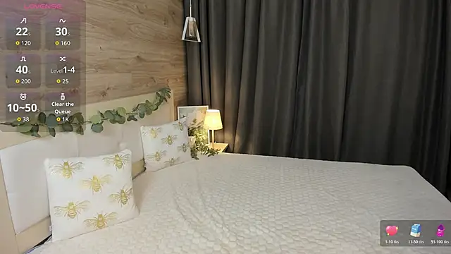 Snapshot of BlondeHott chatting on January 2026 07:02:01 AM BlondeHott online show from January 2026 07:02:01 AM