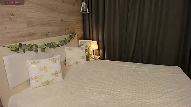 Snapshot of BlondeHott chatting on February 2026 07:18:01 AM BlondeHott online show from February 2026 07:18:01 AM